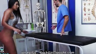 The physiotherapist gives me a massage with a happy ending