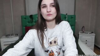 Amateur babe shows ass in leggings on webcam
