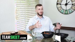 Curvy Delivering cunt with mouth Gives Horny Client Some Extra Service