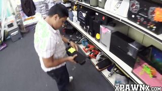 Pervert sells his girlfriend in the pawnshop for cash