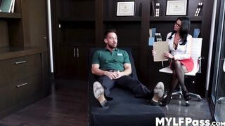 MILF psychologist Veronica Avluv squirts during anal fucking