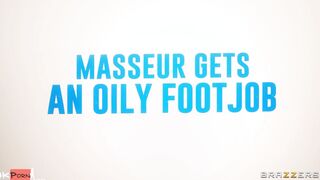 Masseur Getting An Oily Footjob