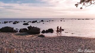 Frau und Freundin, die LesbenspaSS am Strand haben