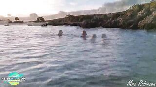 Frau und Freundin, die LesbenspaSS am Strand haben