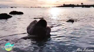 Frau und Freundin, die LesbenspaSS am Strand haben