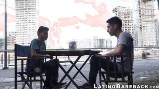After having drinks outside these two twinks have hot sex