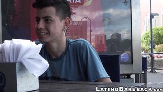 After having drinks outside these two twinks have hot sex