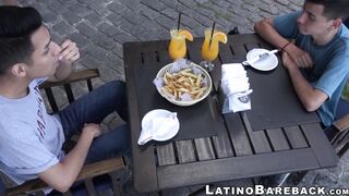After having drinks outside these two twinks have hot sex