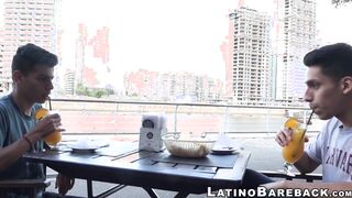 After having drinks outside these two twinks have hot sex