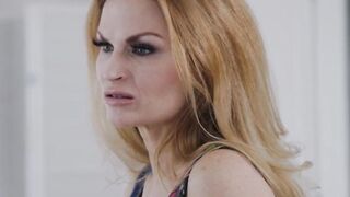 Gorgeous teen tastes MILF stepmoms pussy