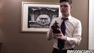 DILF Tucker Barrett slurps Ethan Tate warm semen