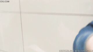 Se la cojen en el baño del centro comercial