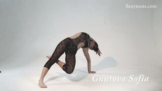 Sofia Gnutova spreads her super sexy legs