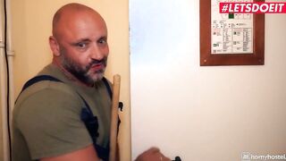 HORNYHOSTEL - (Darcia Lee, Jean Pallett) - Lucky Handyman Fucks A Gigantic