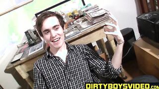 Lusty gay dude Mike Challenger faps his hairy schlong