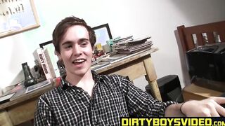 Lusty gay dude Mike Challenger faps his hairy schlong
