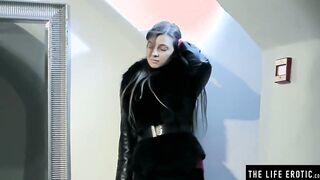 sexy bimbos watches herself into the mirror while she masturbates