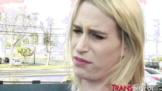Kinky shemale babe Nikki Vicious deepthroats thick hard cock