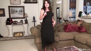 USAWives Lori Leane massages her hairy pussy