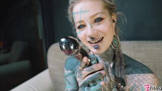 Anuskatzz shoves a stainless steel dildo up her ass