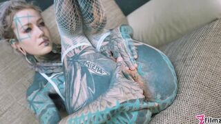 Anuskatzz shoves a stainless steel dildo up her ass