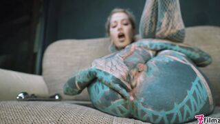 Anuskatzz shoves a stainless steel dildo up her ass