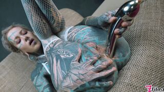 Anuskatzz shoves a stainless steel dildo up her ass