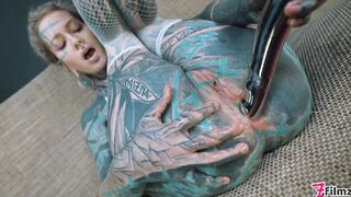 Anuskatzz shoves a stainless steel dildo up her ass