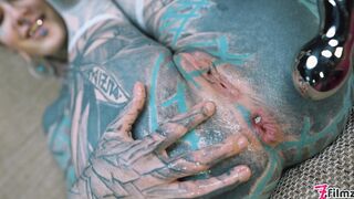 Anuskatzz shoves a stainless steel dildo up her ass