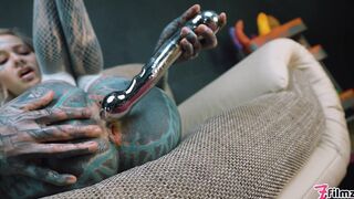 Anuskatzz shoves a stainless steel dildo up her ass