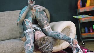 Anuskatzz shoves a stainless steel dildo up her ass