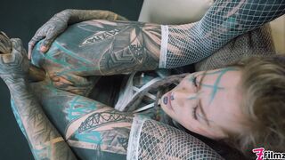 Anuskatzz shoves a stainless steel dildo up her ass