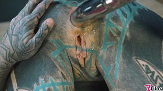 Anuskatzz shoves a stainless steel dildo up her ass