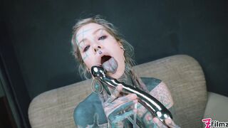 Anuskatzz shoves a stainless steel dildo up her ass