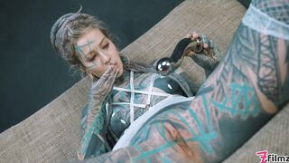 Anuskatzz shoves a stainless steel dildo up her ass
