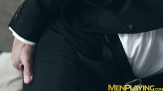 Suited stallion Hector de Silva masturbates his big cock