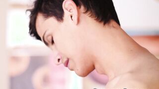 Twink guys Justin Cross and Adam Strong fucking bareback