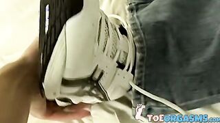 Kryos Christian jerks while getting fucked by Dillin Samuels