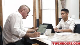 Latin twink thoroughly explores an asshole!