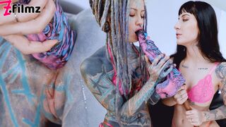 Alt babe Anuskatzz gets anal fucked with a big toy