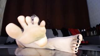 Blonde cunt with mouth with goddess foot turf job