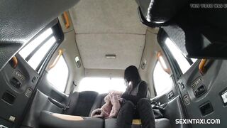 women fucks inside a taxi without restraint