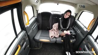 women fucks inside a taxi without restraint