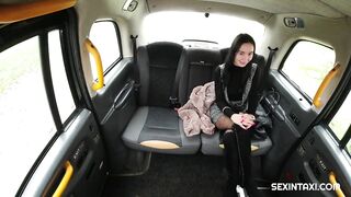 women fucks inside a taxi without restraint