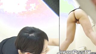 Hottest Japanese vixen fingers herself while pissing