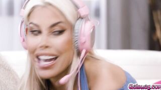 Charlotte got aroused by Melody