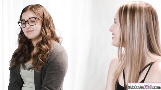 Leana Lovings licking hot Scarlett Sage