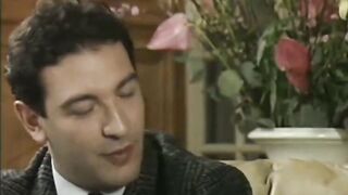 Je rase ses poils.Je mets son jus de couilles dans le plat du sol.OUI!!! je le branle