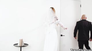 Gracie Jane deepthroats King Noires cock