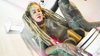 Alternative tattooed model Anuskatzz fucks her toy